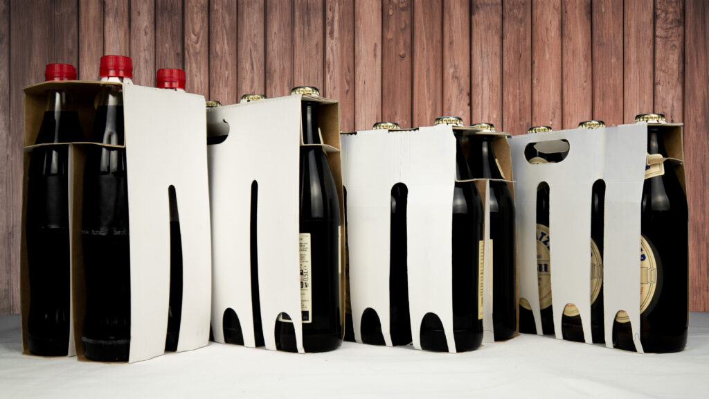 Verpackungslösung mit spezieller Schlitzung (v.li.): 4er-Pack als Block (Longneck), 4er-Pack in Reihe (NRW Flasche), Sixpack und 4er-Pack in Reihe (Euroflasche)