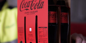 Coca Cola Glasflaschen in der revolutionäre Verpackungslösung: WEHO Sixpack
